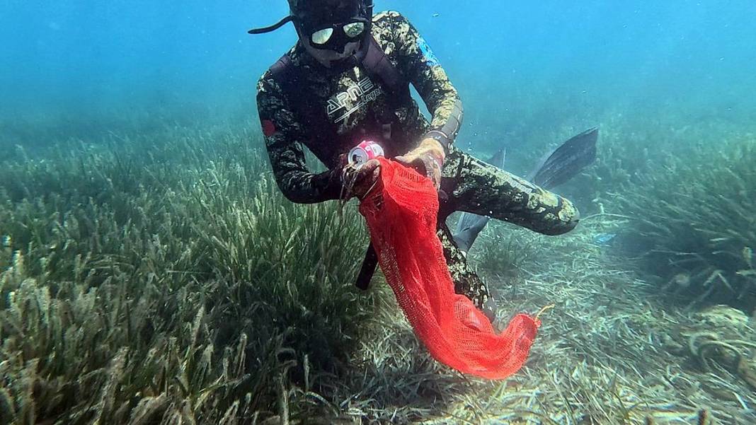 Bunu balıklar yıkansın diye mi denize attın! Deniz dibi temizliğinde 'Pes' dedirten görüntüler... 15